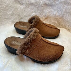 Crocs women’s rust tan cobbler leather suede Clog shoes with fur insoles Sz-9. L
